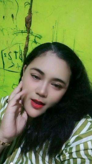 bulan separuh Lilis Karlina 