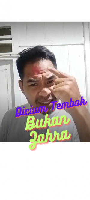 KENING SAYA DICIUM TEMBOK BUKAN ZAHRA- bantu Vote Like Komen dan Share ya..