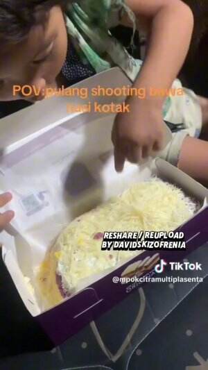 POV:
Emak pulang dari lokasi syuting artis, langsung bawa nasi kotak “rasa selebriti”

Caption:
“Makan kali ini gak bisa sembarangan, ini na