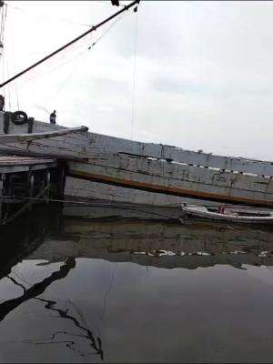 Kapal Pupuk Sudah sandar di dermaga Kumai #Truk_Kalimantan  #borneo  #