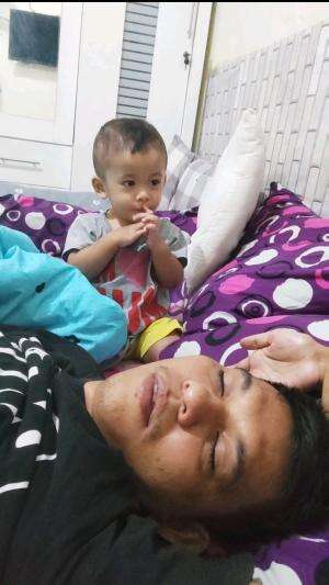 si anak gengsi, bangunin daddy nya. pas bangun langsung kabur ngga mau cium lagi 😅 #RCTIPlus #HOTrctiplus #RCTIoke 