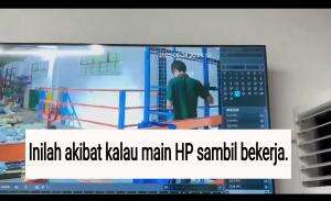 Inilah akibat kalau main HP sambil bekerja.