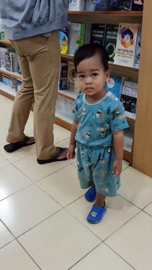 Mau cari buku apa mas kecil?