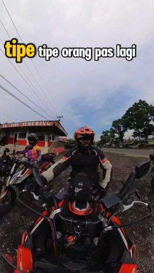 Tebak saya yang mana? Saya aslinya ada 2 orang. #rideandtrek #ontahood #ontahoodmotoadventure #riding #ride #motoran #indonesia #touring