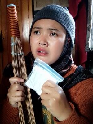 di kasih kado sapu lidi sama korek kuping gak tau buat apaan