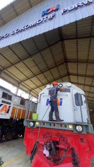 memandikan lokomotif