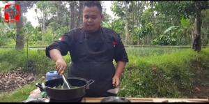 🍃 Masak Seru di Kebon!
Bumbu rempah, daun pepaya muda, dan ayam pandan wangi—semuanya bersatu dalam nikmatnya masakan rumahan di kebun.
Kada