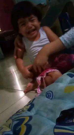 rebutan hp sm kakanya..