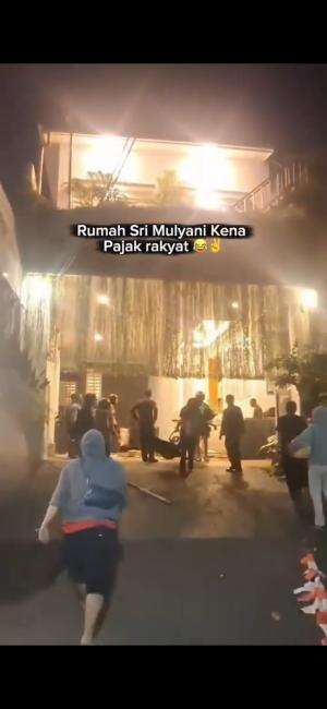 Giliran Rumah Menkeu Sri Mulyani Digeruduk hingga Dijarah Massa.

Rumah Menteri Keuangan Sri Mulyani yang berlokasi di Bintaro, Tangerang Se
