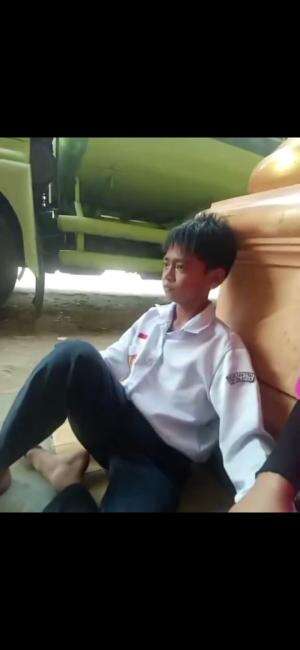 Remaja ini pakai sepeda saat kesekolah. Tiba-tiba ada mobil yang berhenti ajak dia kesekolah bareng, tapi bukan kesekolah malah ke arah 29 y