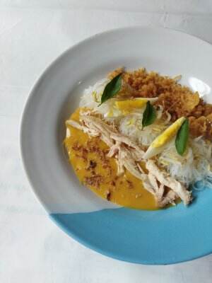 WOw!! bahan rumah hasil hotel 🙀 Laksa ayam spesial with kremesan|Yumna salsabila-19th, Temanggung