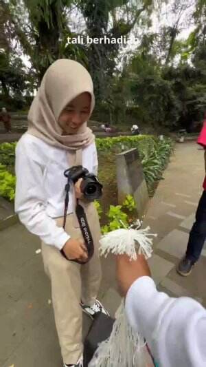 ajak kakak fotografer main tali berhadiah