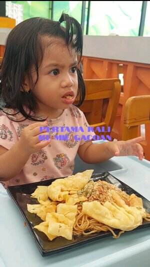 alhamdulillah aman gak rewel minta mienya wkwkwk #miegacoan #makancantik #sukamasaksukamakan 