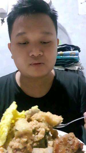 Sambel Terong Pedes+Ayam Goreng Masakan Budhe Bikin Nagih‼️#RCTIPlus #shortplus #sambelterong #masakan #kuliner #masakansederhana #fyp 