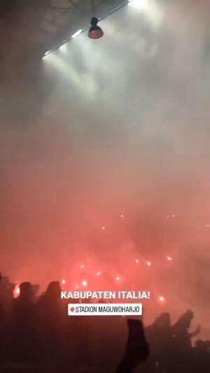 flare menyala di pertandingan sepakbola indonesia
.
 #sepakbolaindonesia #videobola 