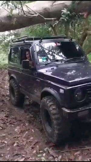 Melewati pohon tumbang guys. #jimnykatana #4x4 #offroad #RCTIPlus #MyFirstVideoOnHot+ 