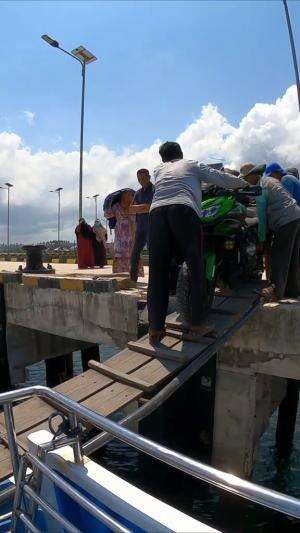 Ke Wakatobi naik Moge. Hampir aja motor ratusan juta kanyut #lasalimu #wakatobi #penyeberangan #moge #buton #sultra 