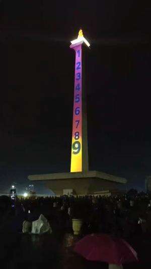 Bangga jadi warga Jakarta ngerayain tahun baruan di Monas tanpa kembang api. Tapi sedihnya ada aja jedar jeder warga yang tetep pasang. #202