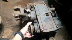 Uji coba fungsi Transfer Case 4x4 Mobil GAZ Rusia. Semua gigi normal mudah dimasukkan (Netral, High dan Low). Tangguh dan kali ini akan dipa