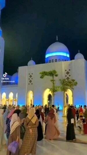 Jelang Sholat Tarawih Masjid Sheikh Zayed 