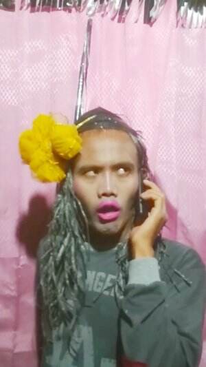 kok bedaknya malah nyampe langsung ke Muka Aim... kan jadi make up lagi..😂😂😭