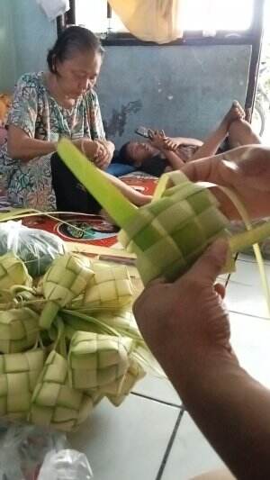 tutorial cara membuat ketupat buat lebaran. 
