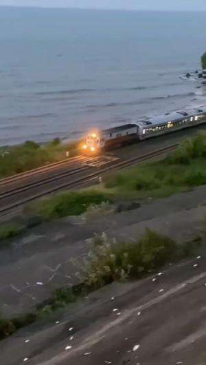 Pantai, senja, kereta. Santai kawan! Apa sih yang kau cari? #RCTIPlus #HOTrctiplus