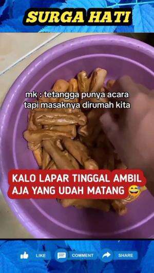 Pria ini tampak bebas ambil makanan, karena tetangga samping rumah sedang adakan hajatan, dan numpang masak di rumahnya.