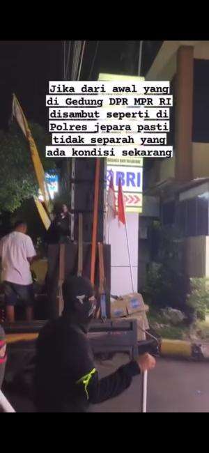Semoga bisa menjadi contoh untuk aparat kepolisian yg lain.