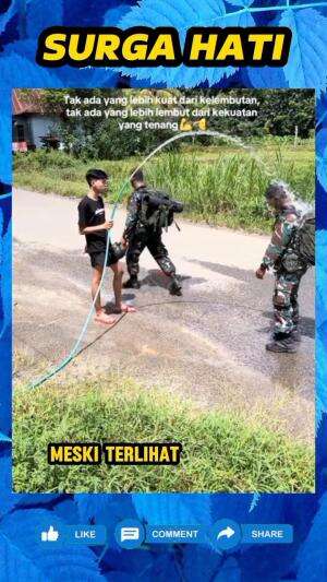 Pemuda ini dengan senang hati, siramkan air kepada para prajurit TNI yang sedang lewat di depan rumahnya, agar tidak kepanasan.