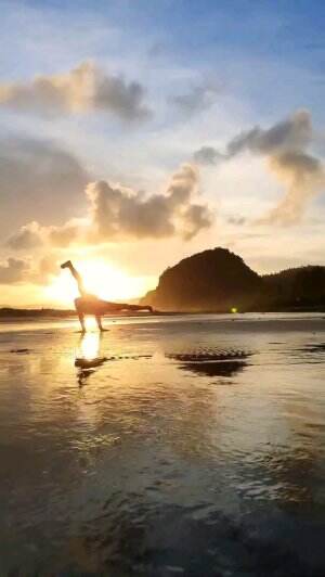 LIBURAN DI PANTAI DLODHO  sambil BREAK DANCE 