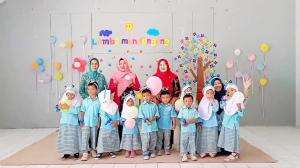 Mengisi acara lomba mendongeng bunda PAUD