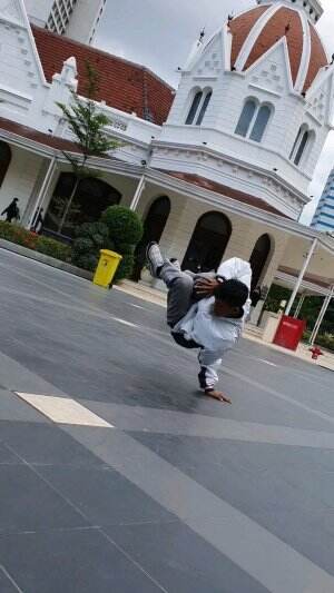 BREAK DANCE AT ALUN ALUN SURABAYA