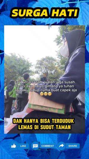 Wanita ini hanya bisa terduduk lemas, saat risol jualannya tidak ada satupun yang beli, padahal jualan di tempat ramai..