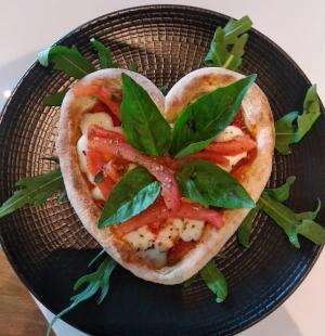 live cooking pizza at Italian resto in SCBD Sudirman Jakarta  
 
#pizza #pizzalover #pizzatime #livecooking  #food #nyaris aja gak jadi maka