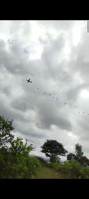 Latihan terjun payung TNI