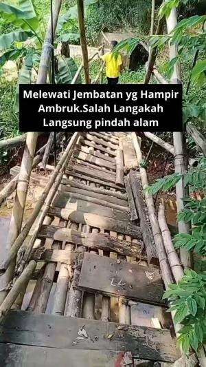 Melewati Jembatan Rapuh dan Mau Roboh,Salah Langkah Langsung pindah alam😮😮😮 
 #Viral #Moment Mencekam #lari di ats jembatan #fypシ゚viral #fyp