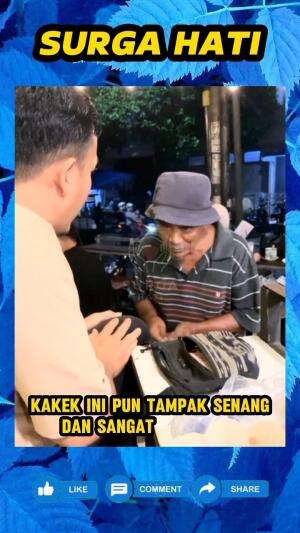 Pria ini bantu borong kakek penjual keripik agar bisa cepat pulang ke rumah dan istirahat.