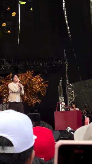 Baskara jadi melow banget, tapi untungnya bumi masih berputar #Pestapora #FestivalMusic #Bernadya #Hindia