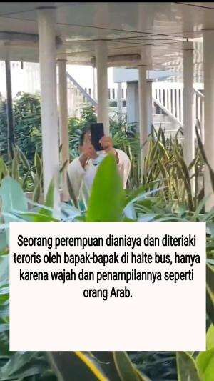 Seorang perempuan dianiaya dan diteriaki teroris oleh bapak-bapak di halte bus, hanya karena wajah dan penampilannya seperti orang Arab.