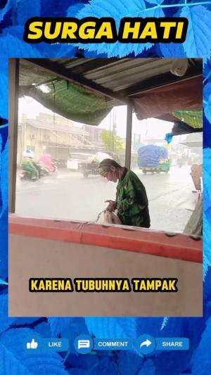 Pemilik kedai ini beri nasi dan mie gratis, untuk bapak-bapak yang sedang berteduh di samping kedai miliknya.