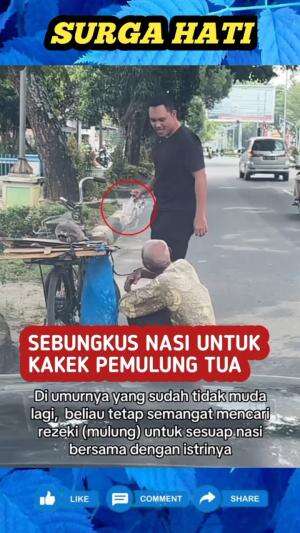 Berbagi nasi bungkus dan sejumlah uang untuk kakek pemulung yang sedang sibuk benerin sepedanya.