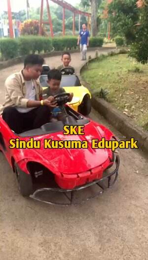 Bermain mobil listrik kecil di Sindu Kusuma Edupark Jogja
 #SKEjogja #SinduKusumaEdupark #minivlog 