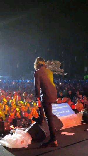 CINTAKU BERTEPUK SEBELAH TANGAN....