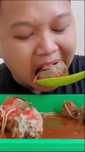 ASLI BIKIN NAGIH TENAN‼️BAKSO KASAR DOA IBU PULO.#rctiplus #shortplus #makan #mukbang #bakso #kuliner 