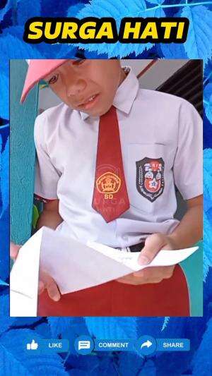 Tangis haru bocah SD ini, saat berhasil lulus di tengah sukacita teman-tenannya rayakan kelulusan.