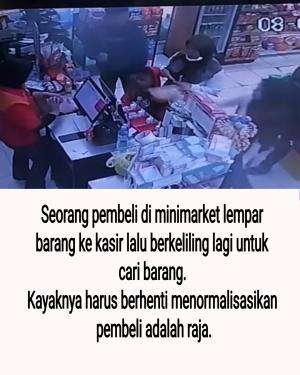 Seorang pembeli di minimarket lempar barang ke kasir lalu berkeliling lagi untuk cari barang.
Kayaknya harus berhenti menormalisasikan pembe