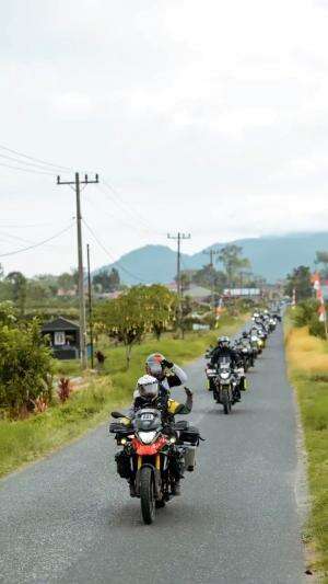 Hooders in frame at KOMA ONOM Aceh enjoy the pictures, enjoy the music 📸 @hubbuphoto 🎵 Bersama Angin (OST Koma Onom) #ontahood #ontahoodbeka