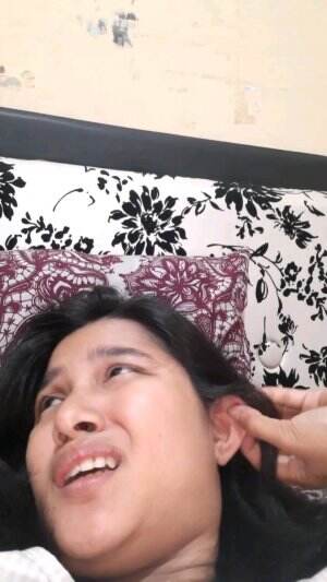 dia beneran gatau. liat aja tuh, udah garuk2 telinga sangkin bingungnya