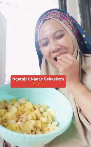 Ngerujak Nanas + Salak Sebaskom buat sekeluarga 🌶️🌶️🌶️ #ngerujak #rujakbuah #nyaidarugi_real 